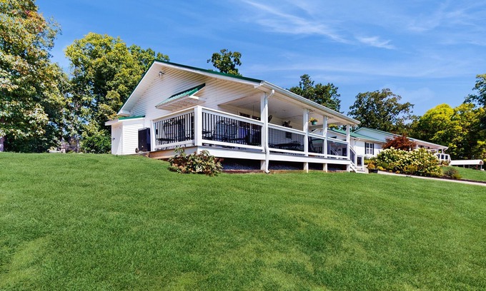 Seymour Casa | Serene home with amazing views, wifi, and front porch w/swing