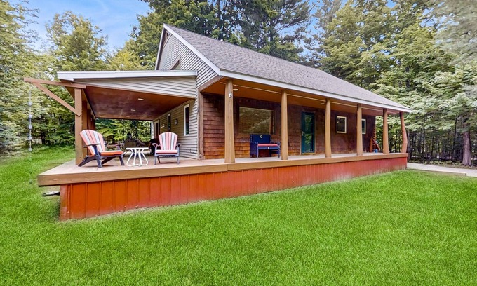 Brutus Cabina | Serene Home with Fire pit, Hammock, Loft, WIFI & Private W&D