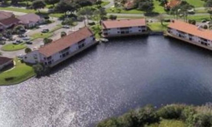 Winter Haven Condominio | Serene Lakefront Escape