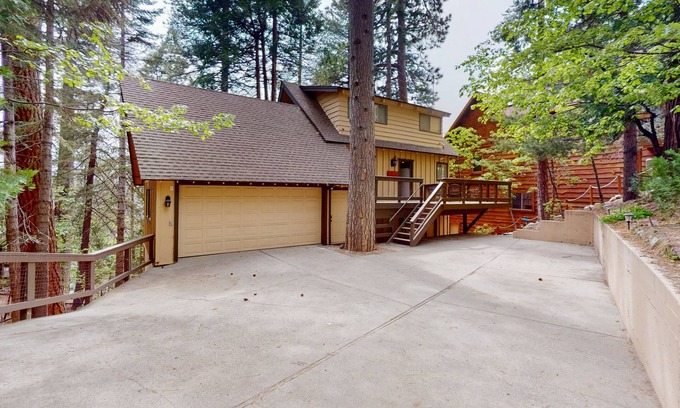Blue Jay Casa | Serene lakefront getaway with game room, fireplace, & washer/dryer