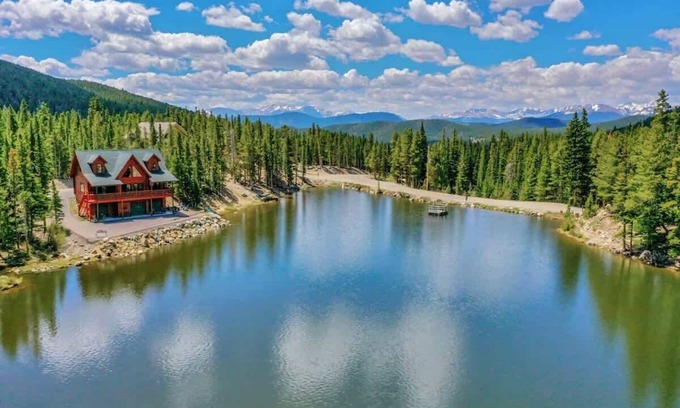Saint Mary's Cabina | Serene lakefront cabin on St Mary's Glacier.