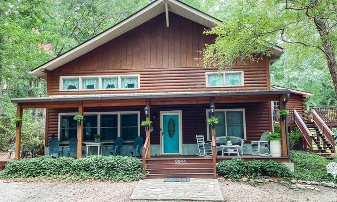 Cary Cabina | Serene Log Cabin Haven: Experience Rustic Charm in Cary- families welcome!