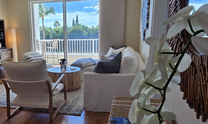 East Ocean Ave Condominio | Serene Marina Views await at this One-Bedroom Gem. Intercoastal living!