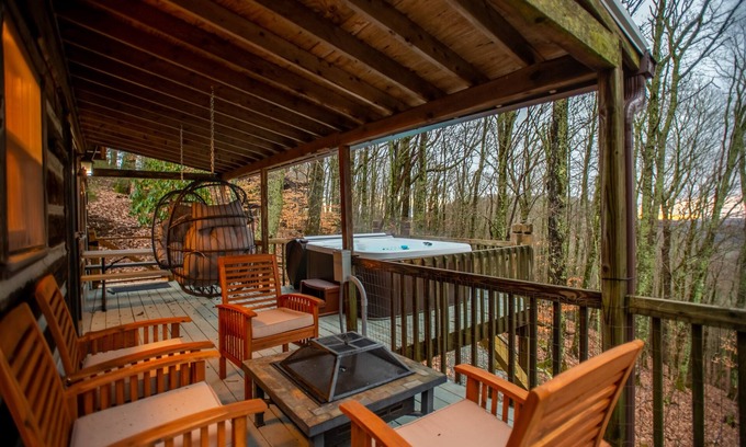 Wolf Laurel Cabina | Serene Mtn cabin, views, hot tub, skiing, hiking, close to Asheville
