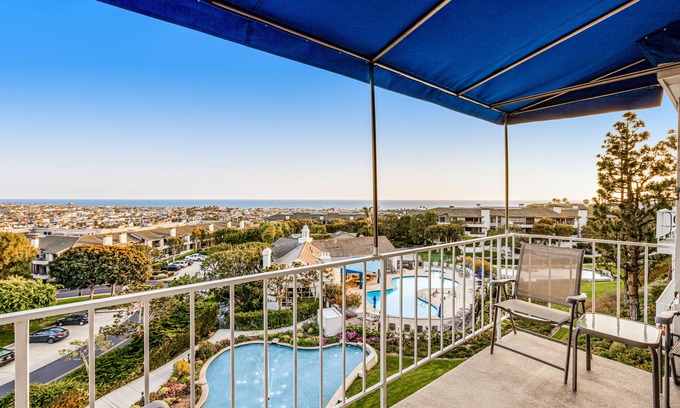 Santa Ana Heights Apartamento | Serene ocean-view condo with tennis, pool, hot tub & balcony - snowbird-friendly