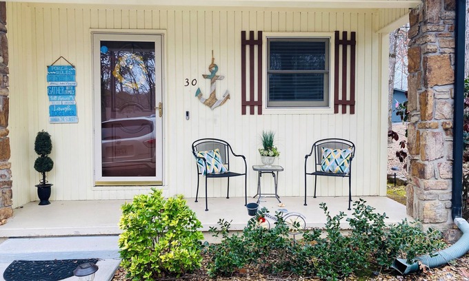 Hot Springs Village Casa | Serene Partial Lakeview Kayaks access to golf, lakes, hiking and more.