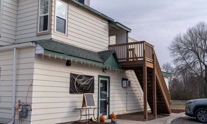 Somerset Apartamento | Serene Retreat: Charming Second Story 2-Bedroom 1 Bath Apartment