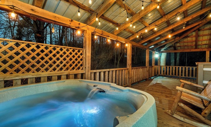 Townsend Cabina | Fall Foliage! Private Fire Pit! Hot Tub! Arcade!