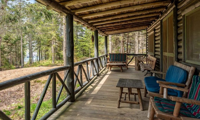 Boothbay Harbor Cabina | Serene Rustic Cabin in the Heart of Sprucewold, close to town