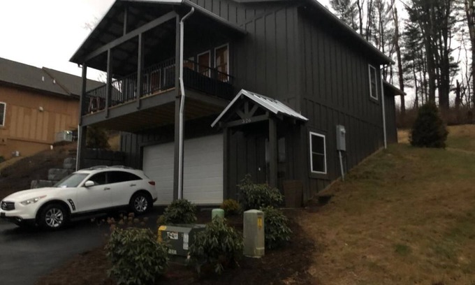 Boone Cabaña | Serene Rustic Farmhouse Mountain Cottage