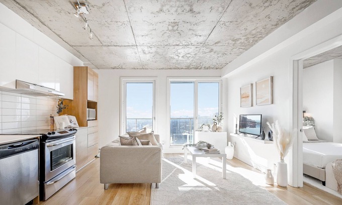 Little Burgundy Apartamento | Serene Scandinavian Downtown Space - Spa & Parking