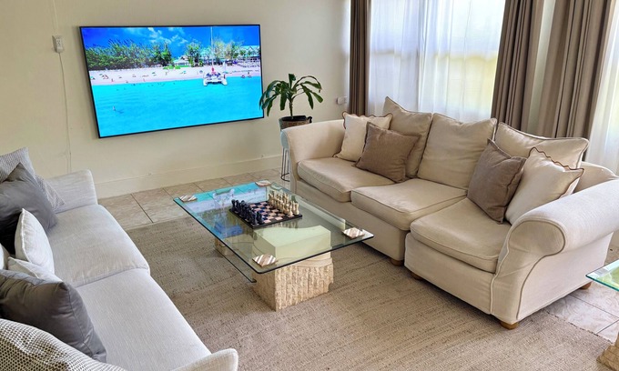 Bodden Town Casa | Serene, Spacious Home – Minutes away from Beach