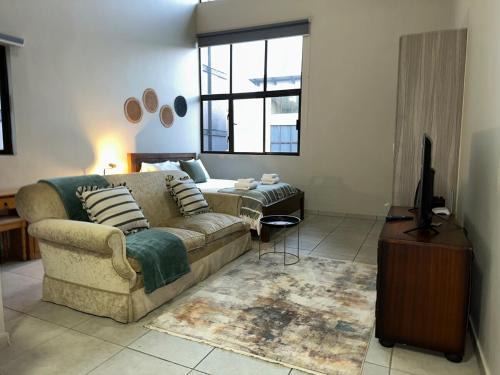 Greater Johannesburg Metropolitan Area Apartamento | Serene Studio - Steps away Rosebank Mall