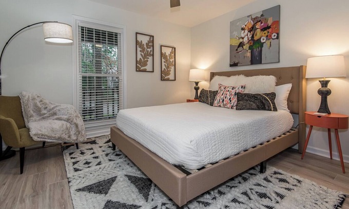 Crabtree Apartamento | Serene & Stylish 2-Bedroom House Within Walking Distance of Crabtree Valley Mall
