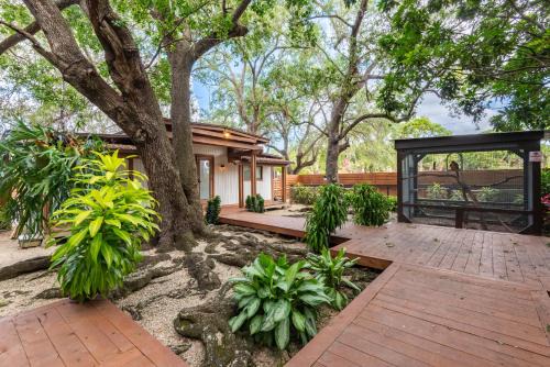 Homestead Casa | Serene Tiny House Retreat in Japanese Garden