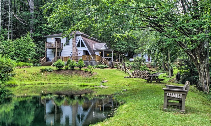 Todd Casa | ¡NUEVO! Serene Todd Home w / Private Pond & Creek!