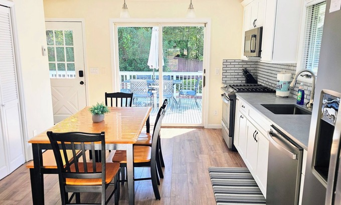 Greenwich Apartamento | Serene upstairs apt. Walk to town, train, & beach ferry!