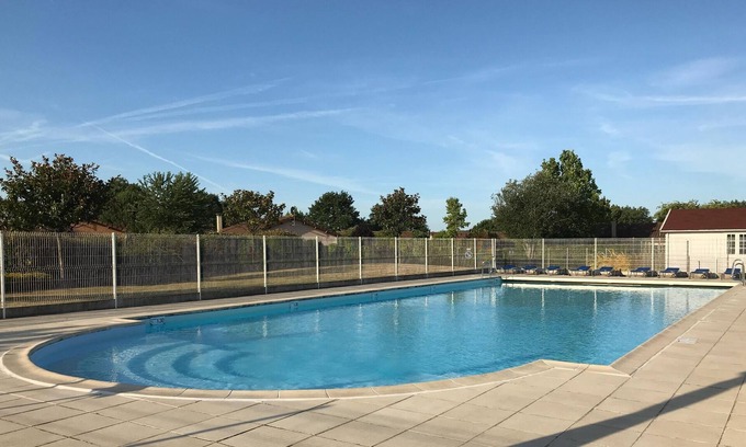 Les Forges Villa | Apacible villa en Les Forges con piscina compartida