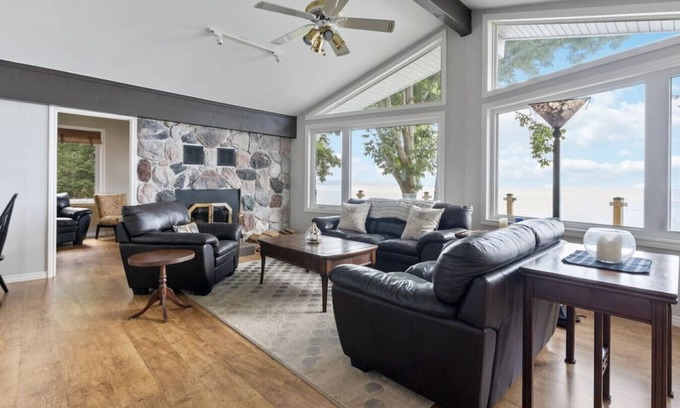 Meaford Casa | Serene Waterfront Escape On Private Lane