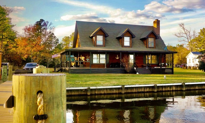 Currituck Cabina | Serene waterfront retreat w/private dock & kayaks
