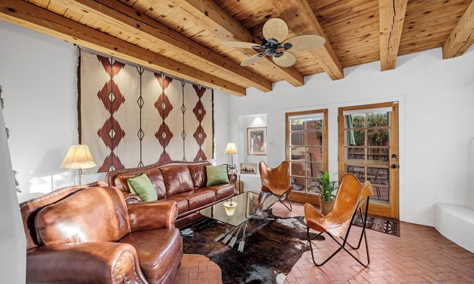 South Capitol Casa | Encanto del suroeste, a pie de The Plaza, Railyard y Canyon Road, Kiva Fireplace