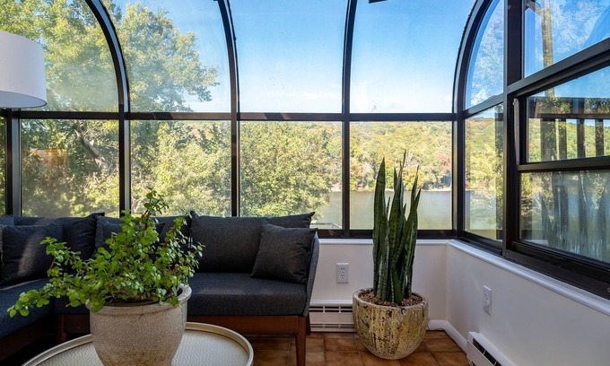 South Salem Cabina | Serenity Awaits at this Cozy Lakeside Bungalow