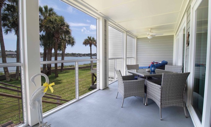 Folly Beach Condominio | Calming river views & community pool