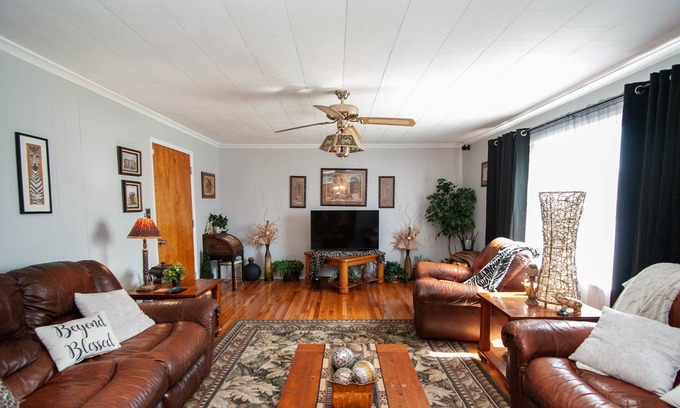 Sapulpa Casa | Serenity in Sapulpa sleeps 21 - 15 minutes to Tulsa