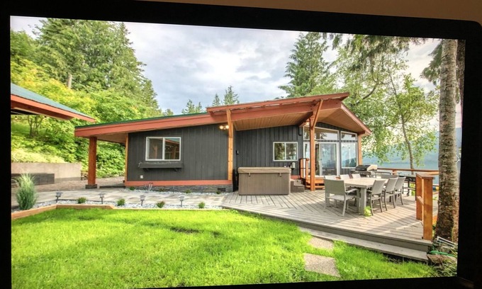 North Okanagan Casa | Serenity LakeHouse on Mabel Lake - Hot tub & 105 feet of beach