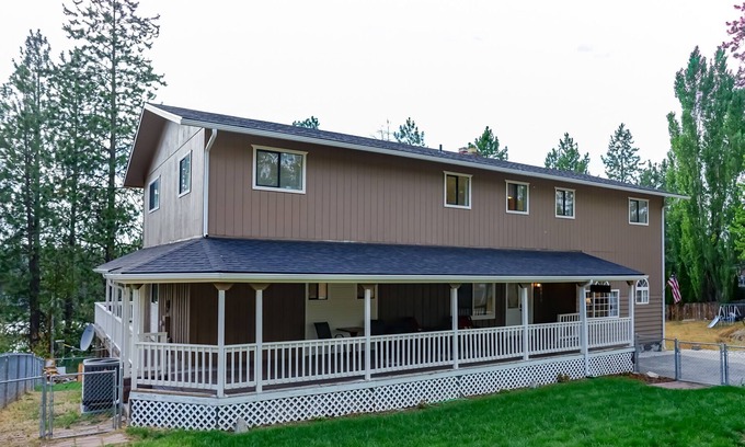 Elk Casa | Serenity Lodge - big house on the lake for family gatherings