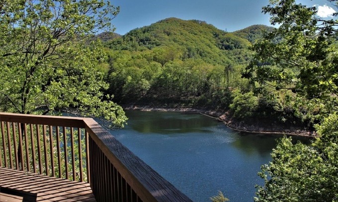 Tuckasegee Cabina | Serenity on Cedar - Log Cabin Sleeps 11 - Internet, 5 TV's and Foosball
