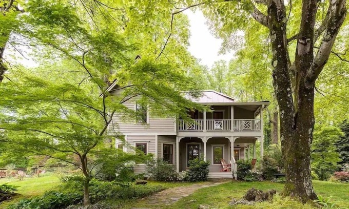 Saluda Casa | ¡Disfruta de Serenity en Saluda! Una granja de 110 años en 2 acres de hermosos jardines