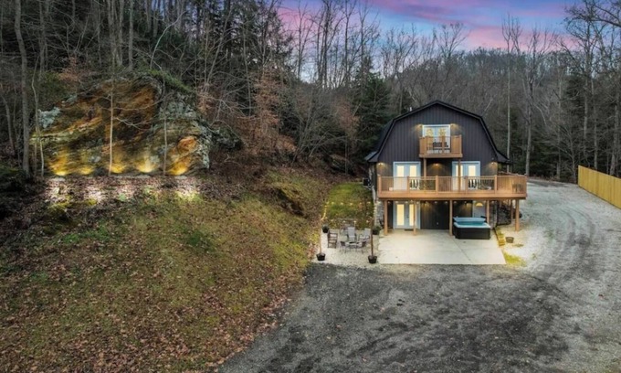 Sugar Grove Casa | Serenity Retreat| Pickleball/Hot Tub/Sleeps 12+