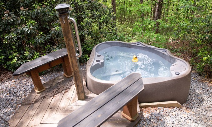 Mill Spring Cabina | Serenity Ridge Cabin D: Hideaway + Hot Tub
