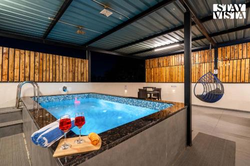 Nashik Apartamento | Serenity Skies Apartment with Pool by VEO - Part of StayVista