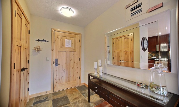 Canmore Condominio | ViewAmazing Mtn vista de Three Sister-10 minutos a pie del centro de la ciudad, jacuzzi, f / p, estacionamiento⛰