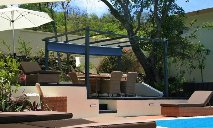 Spring Estate Villa | Serenity - Una villa moderna con piscina y vistas increíbles.