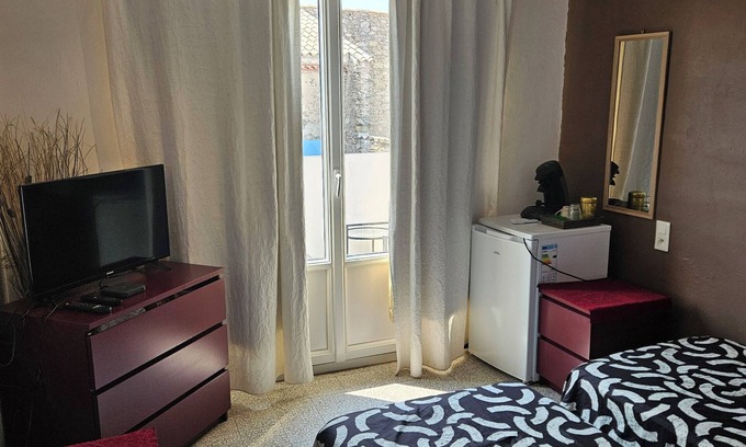Lezignan-Corbieres Cama Y Desayuno | Serge Le Belge room 2 single bed with balcony