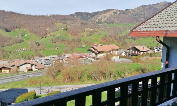 Serina Chalet De Esquí | Serina Chalet: Mountain Apartment with Panoramic Terrace, WiFi, and Parking