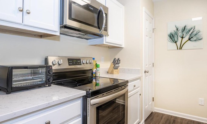 Durham Apartamento | Serine Space - Townhome - King Bed - Duke - Long Term Stays