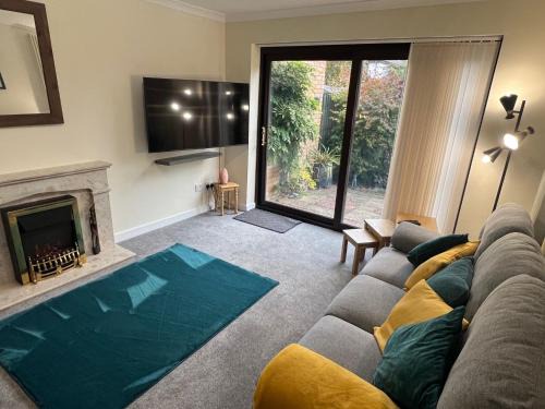 Milton Keynes Casa | Serviced 2-Bed Home in MK, Walk to Train, City Shopping, Santander & Network Rail HQ, Parking & WiFi Included Webbhill Stays