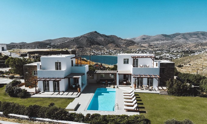 Ios Villa | Dos elegantes villas unidas por una piscina con impresionantes vistas al mar