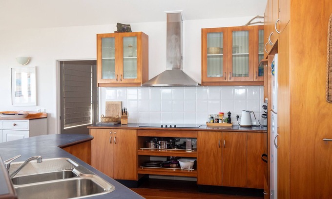 Point Lookout Casa | Set high with sweeping ocean views to Moreton Island and Cylinder Beach.