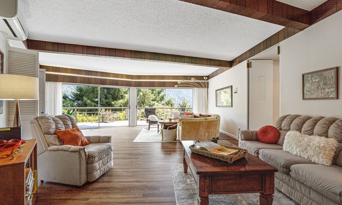 Orick Casa | Encantadora casa aislada con vista al océano con gran balcón envolvente.