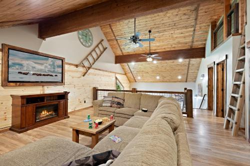Island Park Casa | Set the Hook by KABINO Fire Pit Sleeper Sofa Loft 2 Living Rooms Grill WiFi