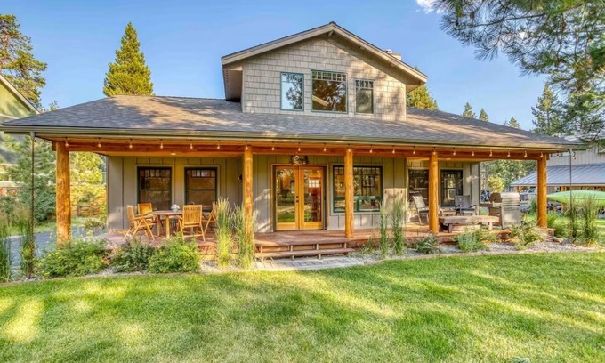 Oregon Water Wonderland Casa | Settle Inn, Riverfront Sunriver Home, Hot Tub, Pet Friendly
