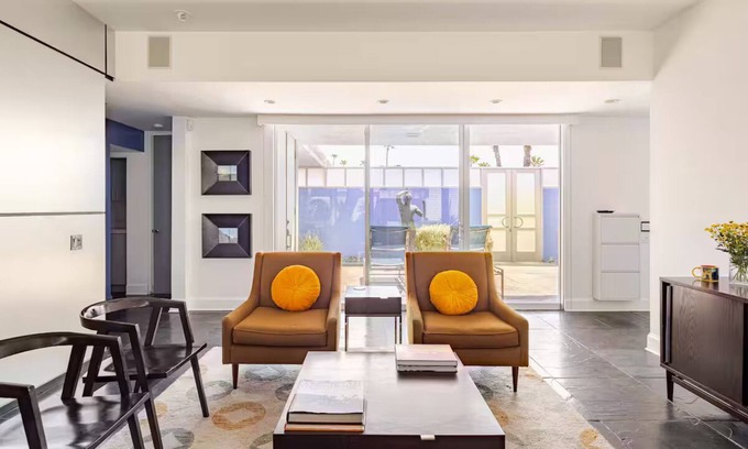 Palm Springs Casa | Casa moderna de mediados de siglo - Club de campo Seven Lakes