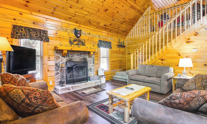 Sevierville Cabina | Sevierville Cabin w/ Hot Tub & Deck!