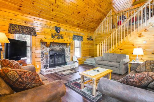 Sevierville Casa | Sevierville Cabin with Hot Tub and Deck!
