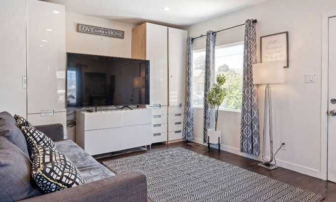 Oakland Casa | Sf City Ocean View. Free parking inside the compound. 15 min beach Drive